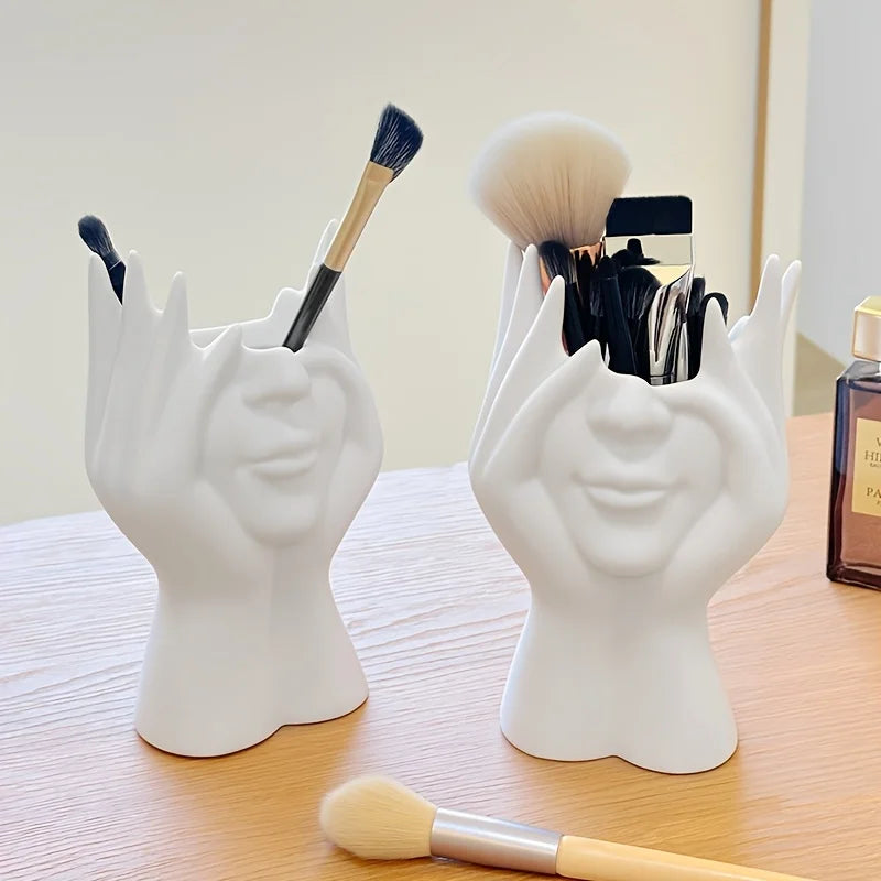 L'organisateur de maquillage est léger, portable et parfait pour une utilisation sur bureau et en salle de bain, un rangement de brosses et de cosmétiques