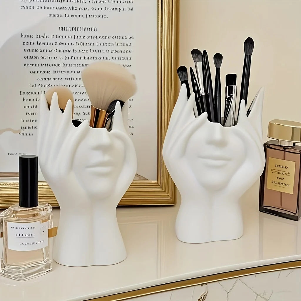 L'organisateur de maquillage est léger, portable et parfait pour une utilisation sur bureau et en salle de bain, un rangement de brosses et de cosmétiques