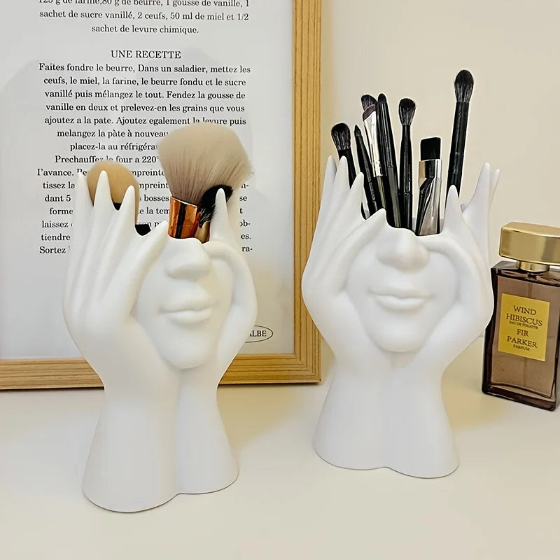 L'organisateur de maquillage est léger, portable et parfait pour une utilisation sur bureau et en salle de bain, un rangement de brosses et de cosmétiques