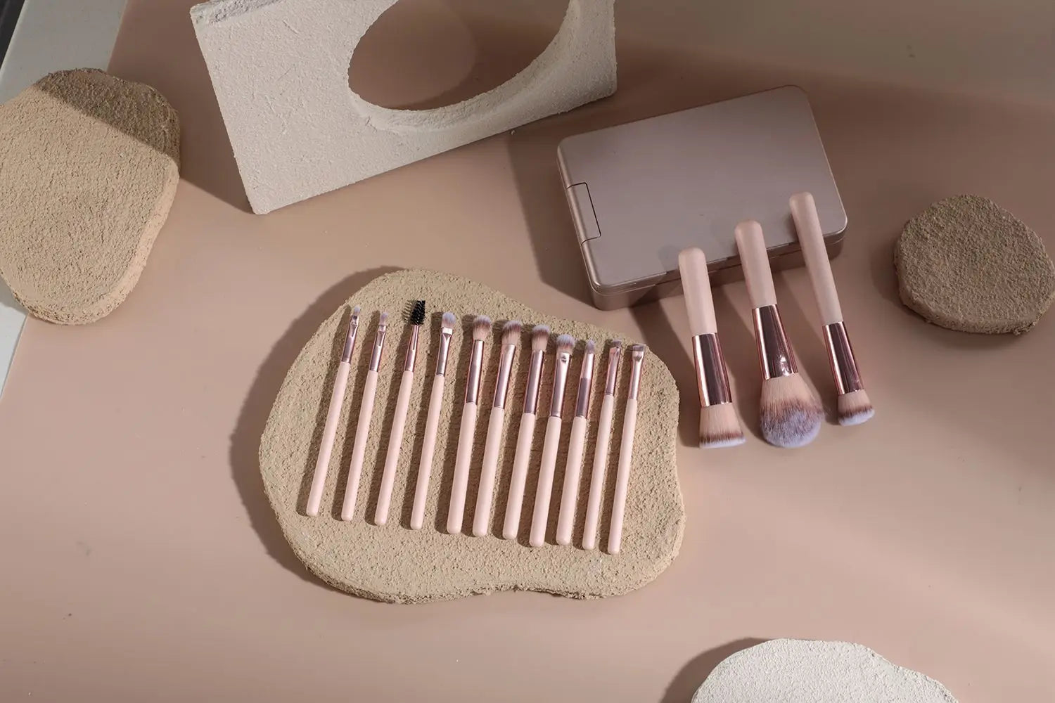 Ensemble de pinceaux de maquillage 14 pièces avec miroir éclairé, manche court Portable, lumière LED, Kit de pinceaux de maquillage rechargeables USB